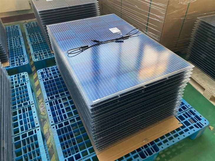Panel solar gwydr dwbl